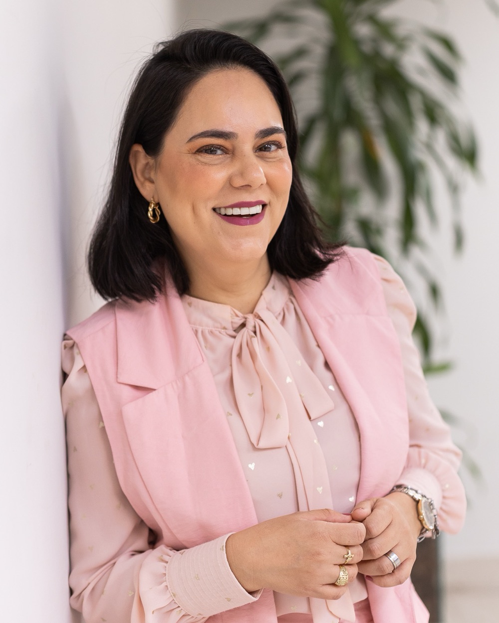Sarah Donato sorrindo, em retrato de meio corpo.